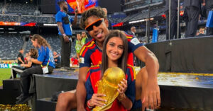Ban Gai Nguoi Mau Gay Bao Khi Dang Anh Chup Voi Yamal Va Cup Vo Dich World Cup 1541