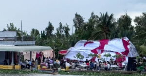 Chu Re Can Tho Ngan Ngo Nhin Rap Cuoi Bi Cuon Bay Vi Loc Xoay 655