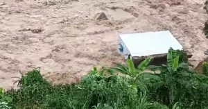 Clip Ngoi Nha Hai Tang Do Sap Xuong Dong Nuoc Lu 1481