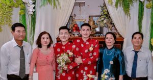Hai Chang Trai Nen Duyen Bo Me To Chuc Hon 60 Mam Co Cuoi Tac Thanh 855