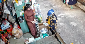 Mẹ Mất Đã 2 Năm, Khách Hàng Vẫn Tìm Đến Trả Món Nợ Cũ Khiến Con Gái Nghẹn Ngào 1 Me Mat Da 2 Nam Khach Hang Van Tim Den Tra Mon No Cu Khien Con Gai Nghen Ngao 2566