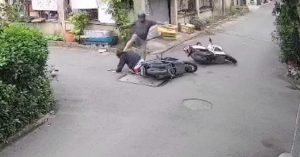Nguoi Dan Ong Dap Vao Dau Co Gai Sau Va Cham Giao Thong 936