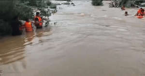 Nu Sinh 11 Tuoi Mac Ket Tren Tang Da Giua Song Khi Cung Ban Di Tam 3493