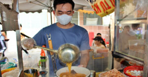 Quan Banh Canh Trong Hem Tphcm Dong Kin Khach Sau Khi Duoc Michelin Vinh Danh 1112